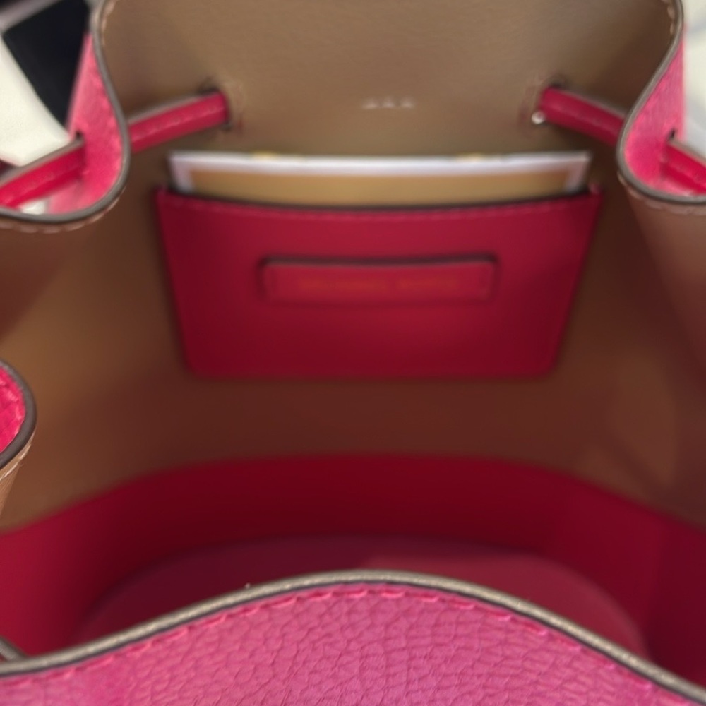 MICHAEL KORS
Reed Medium Pebbled Leather Bucket Bag Satchel
Electric Pink
NWT - Picture 7 of 16